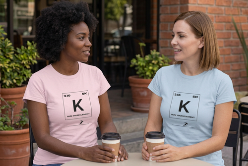 Dos mujeres distintas con camisetas K rosa y celeste tomando café